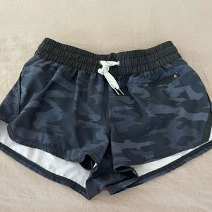 Vuori run shorts XS